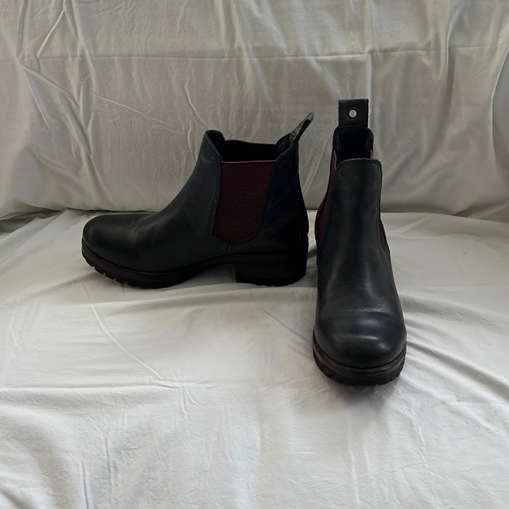 Womens Bueno Pull-On Boots, Black w/ Eggplant Color Contrast trim, size 38